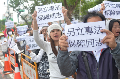Ley específica contra Reforma del Código Civil. El problema de l