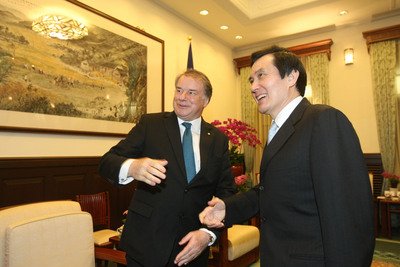 El presidente Ma opina que vale la pena probar los beneficios y riesgos del Acuerdo de Comercio y Servicios