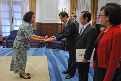 El president Ma Ying-jeou recibe a la nueva embajadora de la República de Palaos