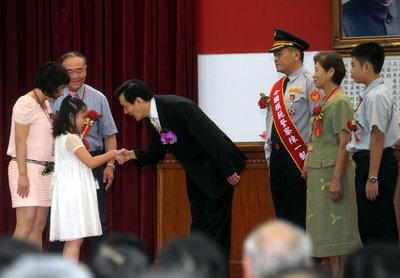 El presidente Ma participa en el acto celebrado por el Día de la Policía