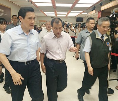 Ma Ying-jeou visita a los heridos del vuelo TransAsia