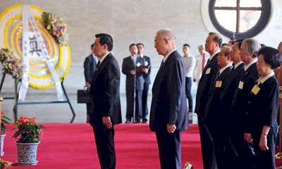 Ma Ying-jeou asiste a la ceremonia de conmemoración a los héroes nacionales fallecidos en guerra