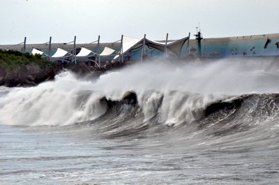 El tifón Kalmaegi retiene a 2.000 turistas en Isla Verde