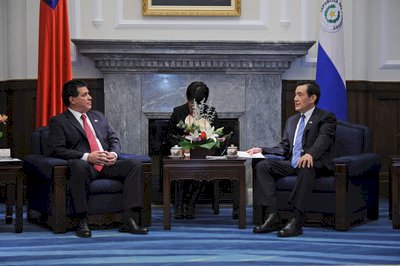 El presidente de Paraguay Horacio Cartes fue recibido con honores militares