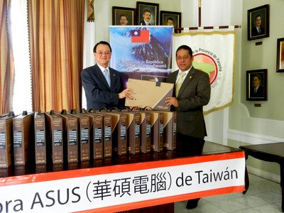El embajador de la República de China en Panamá dona computadoras ASUS