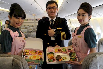 El avión Hello Kitty podría volar a París a diario