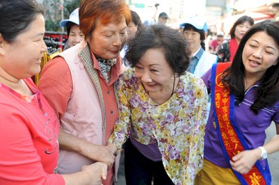 Candidatos a la ciudad de Taichung en busca de votos para las elecciones municipales