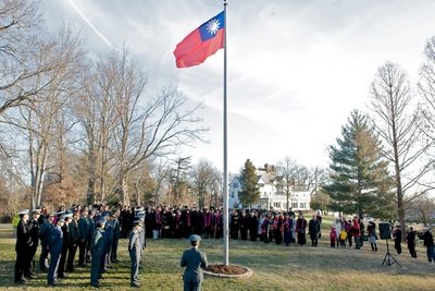 Se celebra el izado de la bandera en EE.UU. por primera vez en 36 años