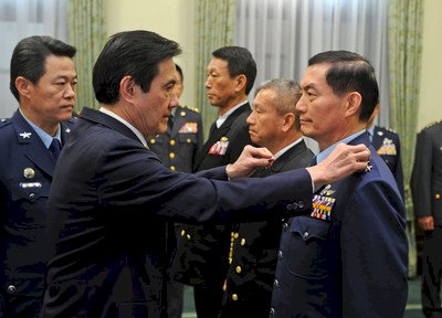 Kao Kuang-chi toma posesión del Ministerio de Defensa