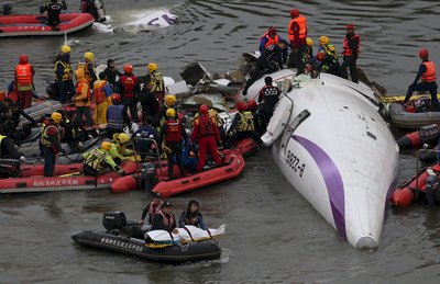 Un avión con 58 pasajeros a bordo se estrella en Taipéi