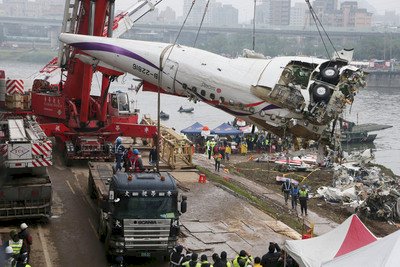 El avión estrellado ha dado un saldo de 31 muertos y 12 desaparecidos