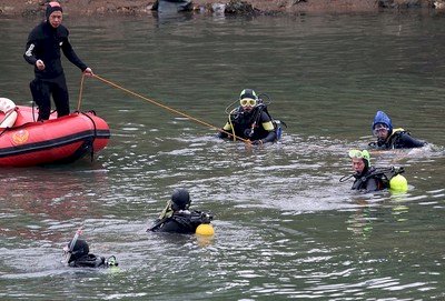 Se incrementan las labores de búsqueda de las personas desaparecidas por el avión siniestrado en Taipéi