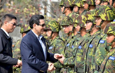 Ma Ying-jeou visita a los soldados que estarán de servicio durante el Año Nuevo Lunar