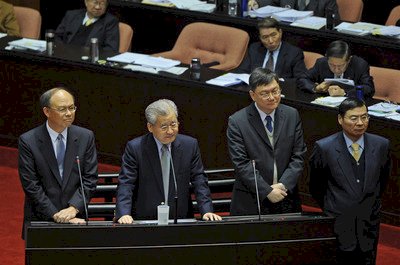 El gobierno niega la relación entre la subida de sueldos en el sector público y privado