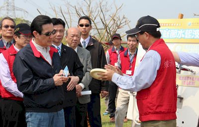 El presidente Ma Ying-jeou hace un llamado sobre la importancia del ahorro del agua