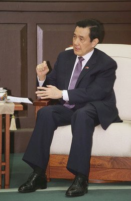 Ma Ying-jeou recibe al inventor de las luces LED Shuji Nakamura en la oficina presidencial