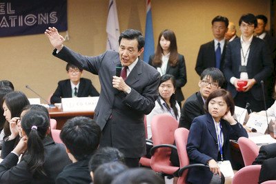 Ma Ying-jeou defiende la integración de Taiwán en la economía regional en un encuentro con estudiantes
