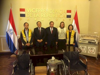 La Fundación Los Ángeles de Taiwán dona sillas de ruedas a Paraguay