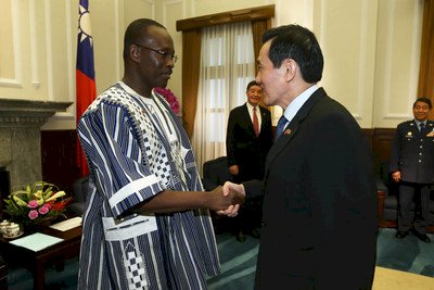 El primer ministro de Burkina Faso está de visita oficial en la República de China