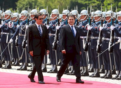 Ma Ying-jeou recibe al presidente de Honduras con honores militares
