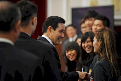 El presidente promueve el aprendizaje de idiomas extranjeros entre los jóvenes