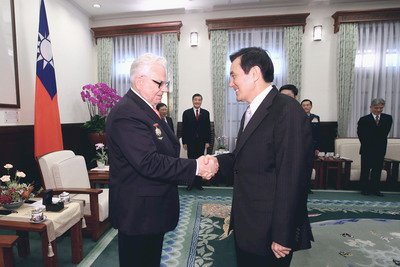 Ma Ying-jeou condecora a ex pilotos de la ex Unión Soviética
