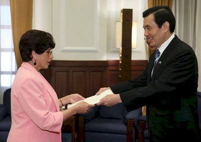 El presidente Ma recibe a la embajadora guatemalteca Aguja Zúniga