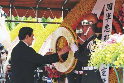 Ma Ying-jeou rinde homenaje a los soldados caídos en la guerra de resistencia contra Japón