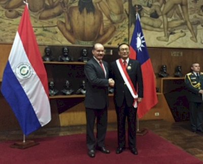 Paraguay condecora al embajador José María Liu