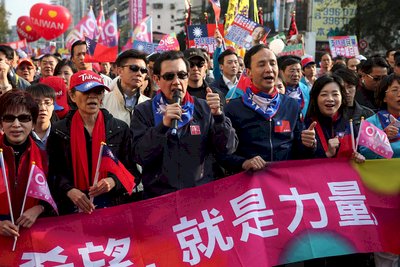 Todos unidos en las comitivas de Eric Chu
