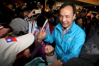 Eric Chu critica que la indefinición de Tsai Ing-wen con respecto al Estrecho causa ansiedad