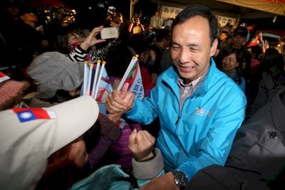 Eric Chu critica que la indefinición de Tsai Ing-wen con respecto al Estrecho causa ansiedad