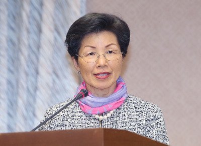 Estudiantes taiwaneses se preparan antes de viajar a China Continental para realizar sus estudios