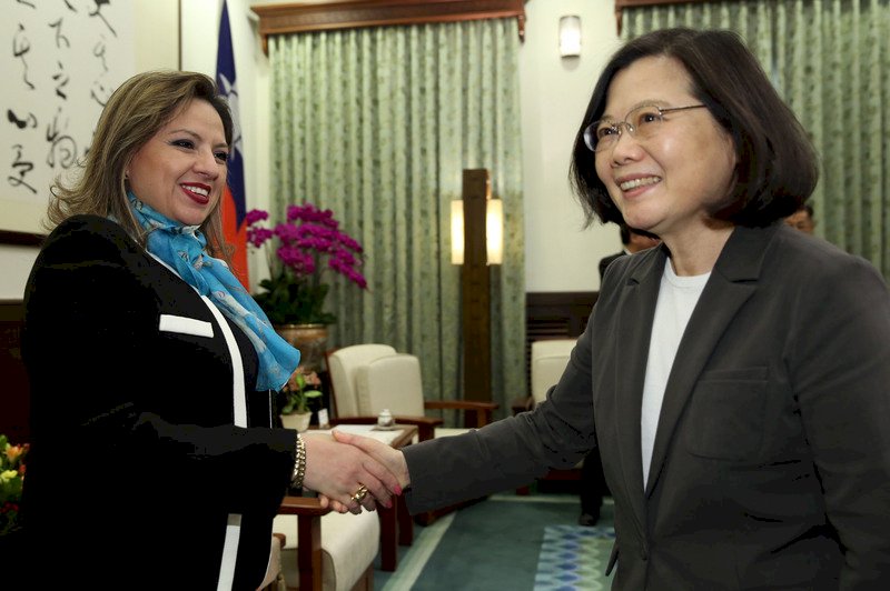 Tsai entrega la Medalla Estrella del Rey a Sandra Érica Jovel Polanco