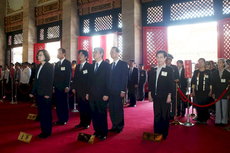 Tsai Ing-wen preside la ceremonia de conmemoración a los mártires