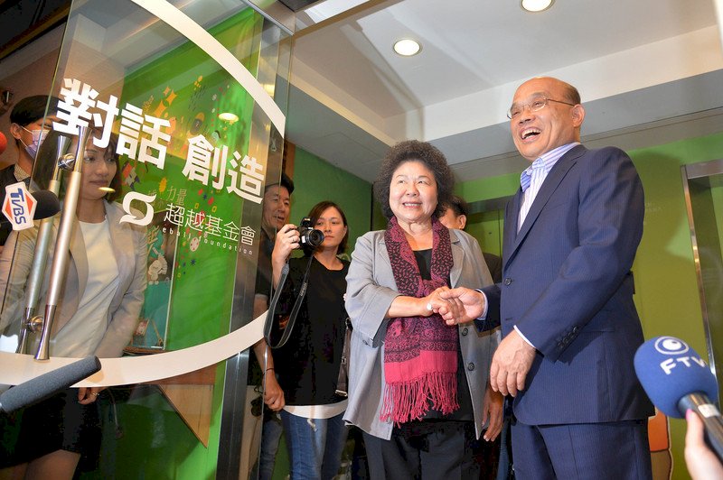 Chen Chu intenta convencer al exprimer ministro Su Tseng-chang de presentarse como candidato a la alcaldía de Nueva Taipéi