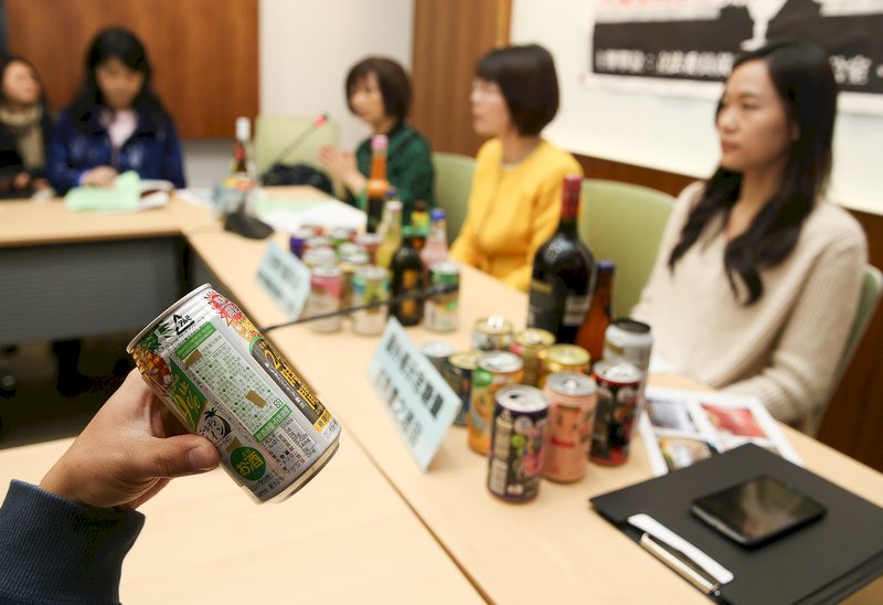 Varios legisladores y miembros de la Fundación John Tung organizaron una rueda de prensa este mes para promover el cambio de legislación sobre el etiquetado del alcohol. (Foto: RTI)