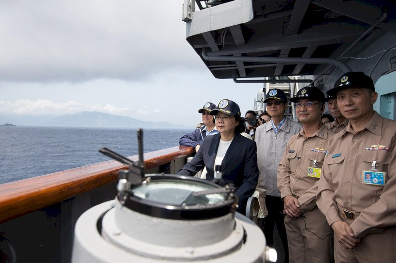 La presidenta Tsai Ing-wen pasa revista a la Armada en la base de Su’ao