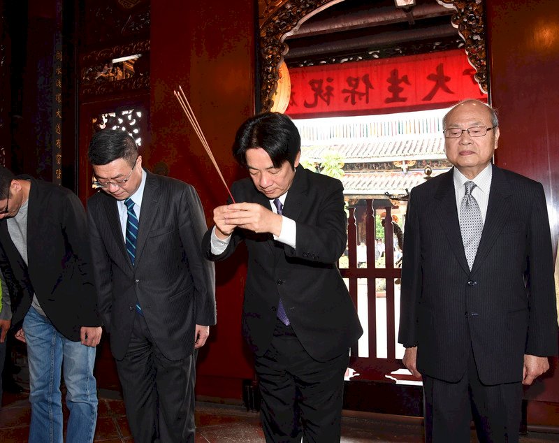 William Lai visita el templo Dalongdong Baoan