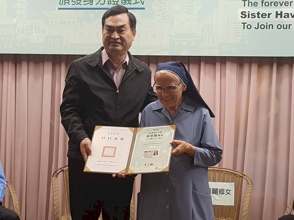 La hermana Hsia Ming-li recibe la nacionalidad taiwanesa tras más de 30 años residiendo en la isla