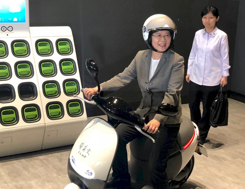 Tsai visita la empresa de motocicletas eléctricas Gogoro