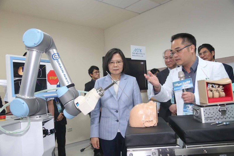 Tsai Ing-wen visita la industria biomédica de Hsinchu
