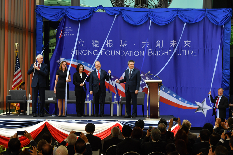 La presidenta Tsai Ing-wen inaugura el Instituto Americano en Taiwán junto a James Moriarty