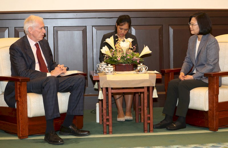 Tsai Ing-wen recibe al presidente del AIT, James Moriarty