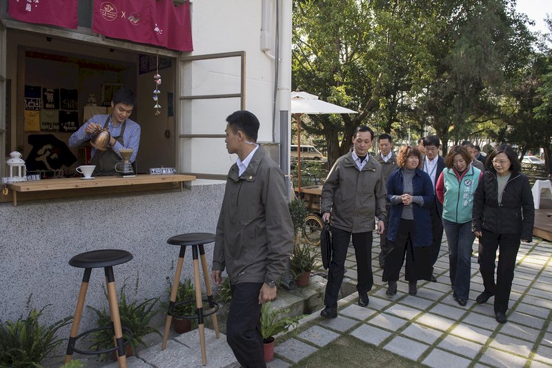 Tsai Ing-wen visita proyectos de revitalización económica en Nantou