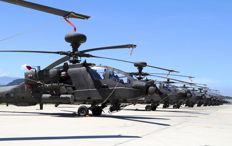 Tsai Ing-wen elogia el escuadrón de helicópteros Apache recién puestos en servicio por el ejército