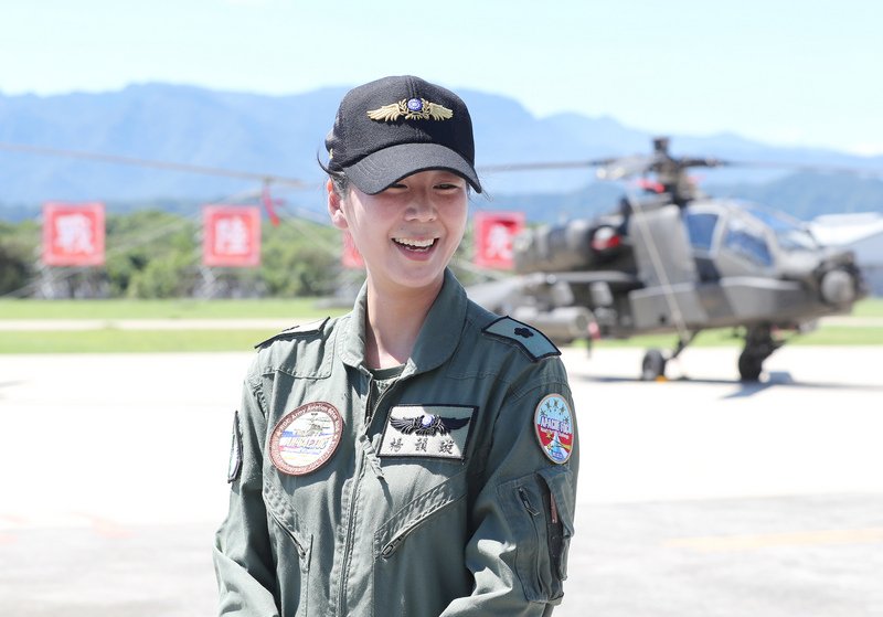 Primera taiwanesa en pilotar un helicóptero de combate