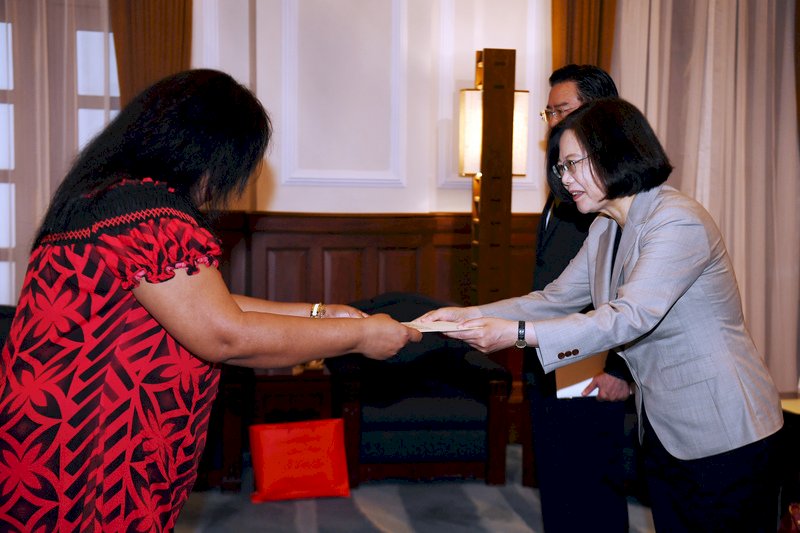 Tsai Ing-wen recibe la acreditación de la nueva embajadora de Kiribati