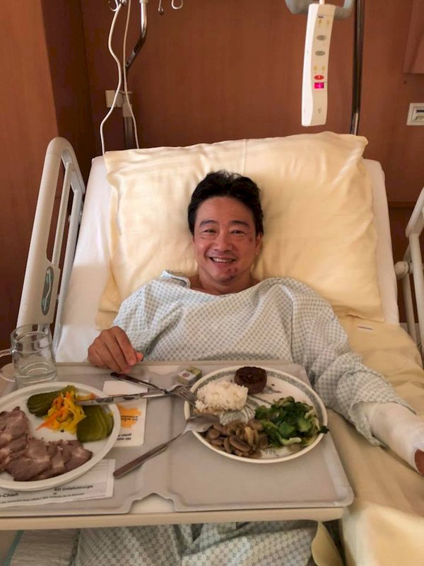 El violonchelista C. C. Chang operado con éxito de su muñeca izquierda