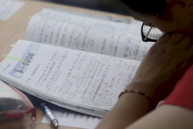 Educación respetará la decisión de Exteriores respecto a las 28 becas otorgadas a estudiantes salvadoreños